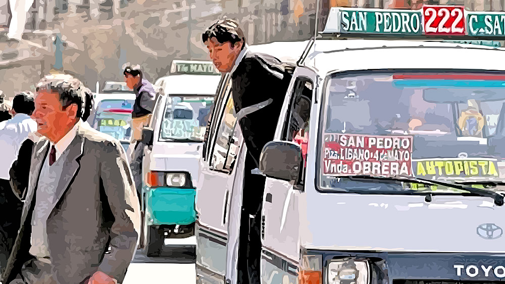 Minibuses del transporte público en La Paz.