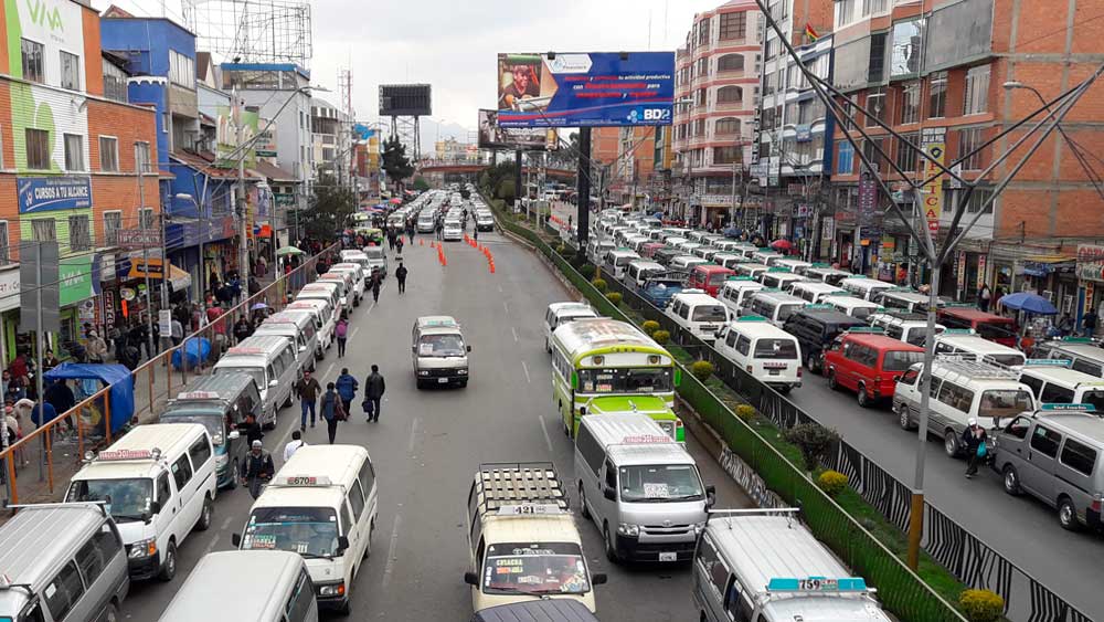 La ciudad de El Alto, una vista de su principal avenida 6 de marzo.