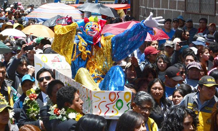 El fin de semana se realizó el tradicional desentierro del pepino en La Paz (Foto:El Diario)