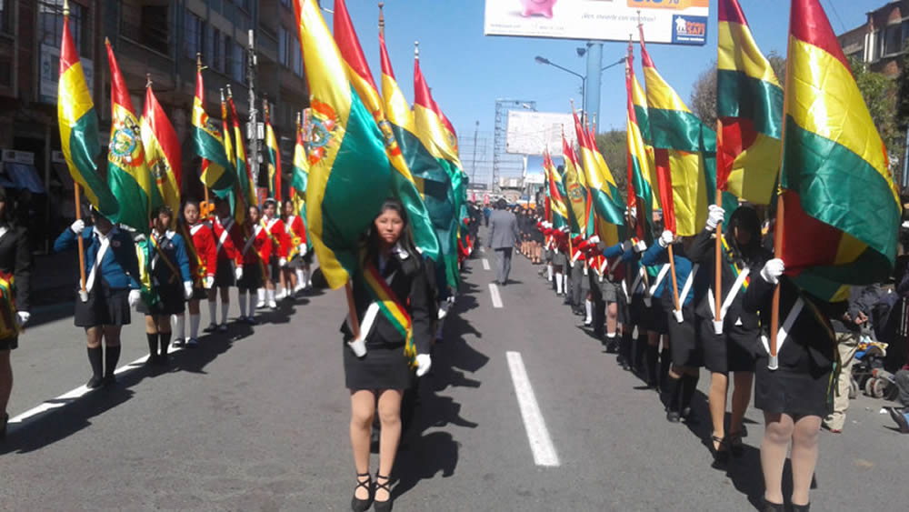 Desfile de estudiantes en El Alto en honor a 207 años de grito libertario del 16 de julio