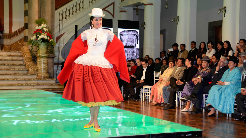 Desfile de la “chola paceña” en hall del Palacio de Gobierno