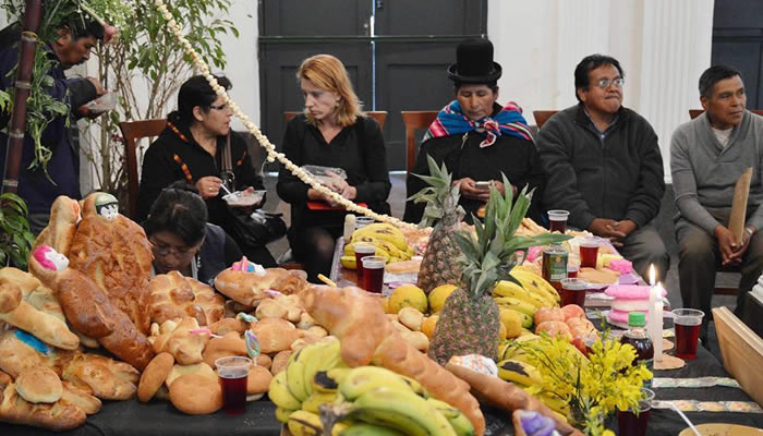 Población boliviana despide a difuntos con comida, bebida y rezos