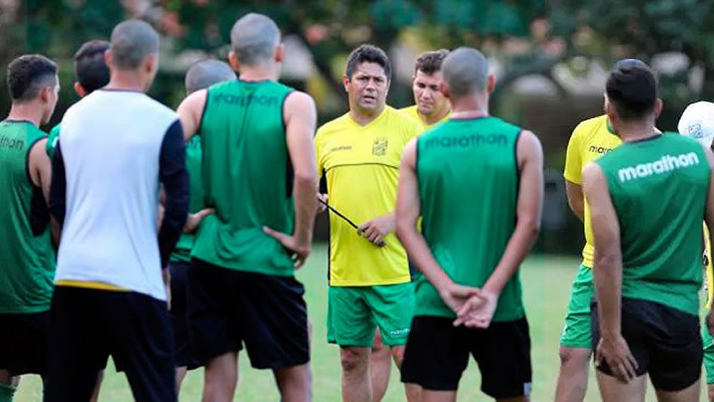 Wilson Gutérrez, entrenador de Oriente Petrolero, da indicaciones a sus jugadores.