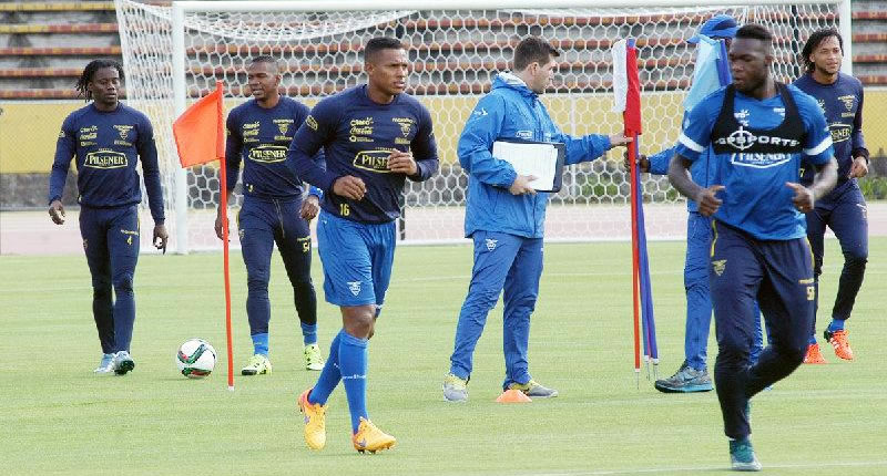 Jugadores de la selección ecuatoriana al iniciar la práctica.