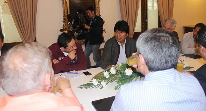 Evo Morales en una reunión con empresarios privados.