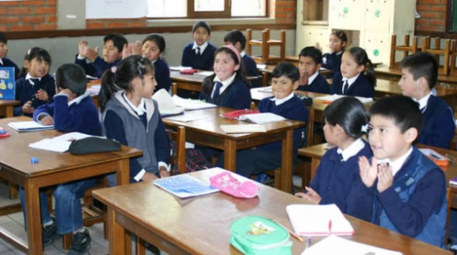 Estudiantes cumpliendo con las actividades escolares