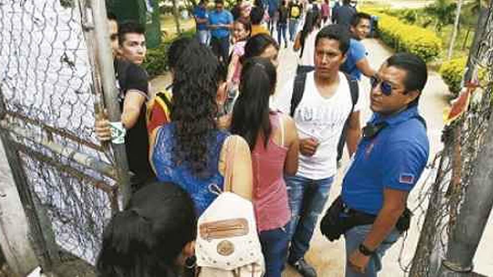 Estudiantes de la Universidad Autónoma Gabriel René Moreno de Santa Cruz (UAGRM)