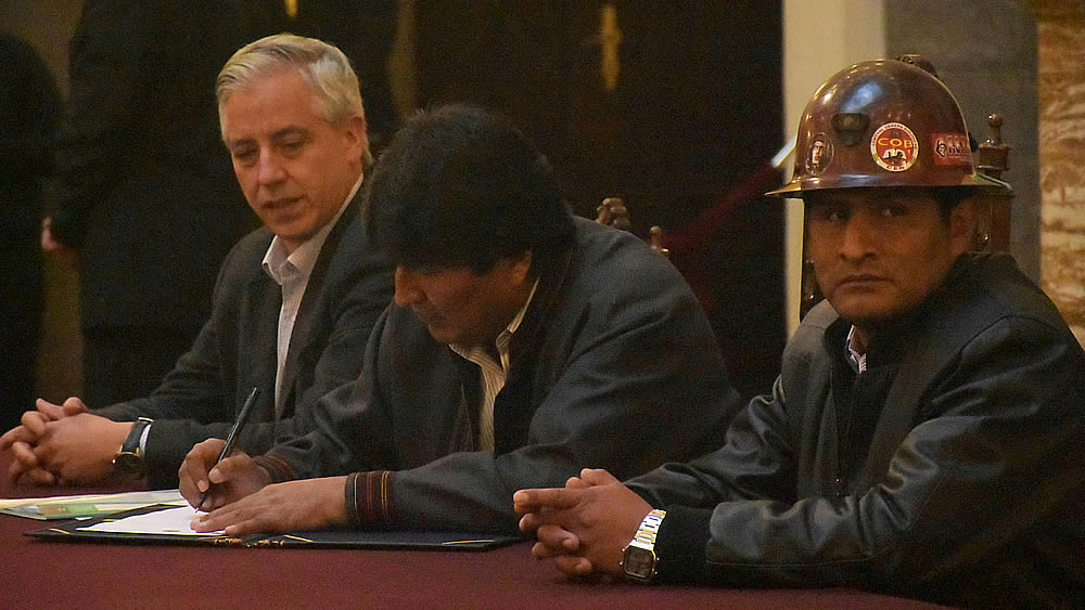 El presidente Evo Morales firma los Decretos Supremos.