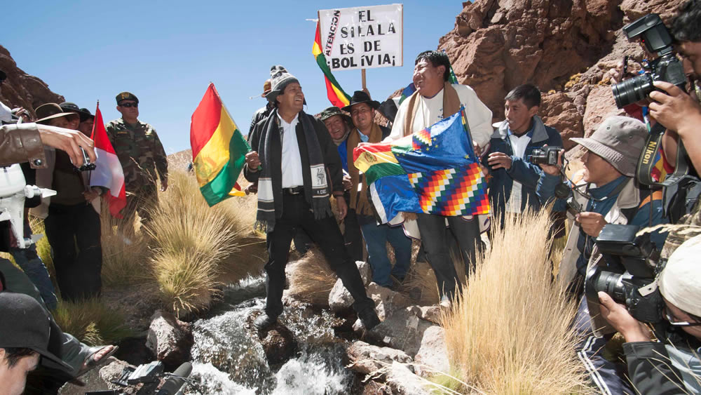 El presidente Evo Morales en el manantial Silala.