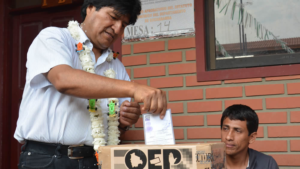 Evo Morales, presidente boliviano, emitió su voto el domingo en Villa 14 de Septiembre.
