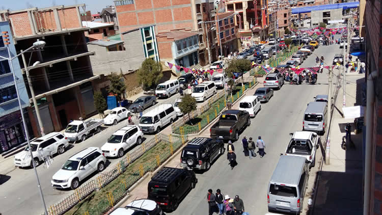 Feria de autos en El Alto en inmediaciones de la Plaza La Paz