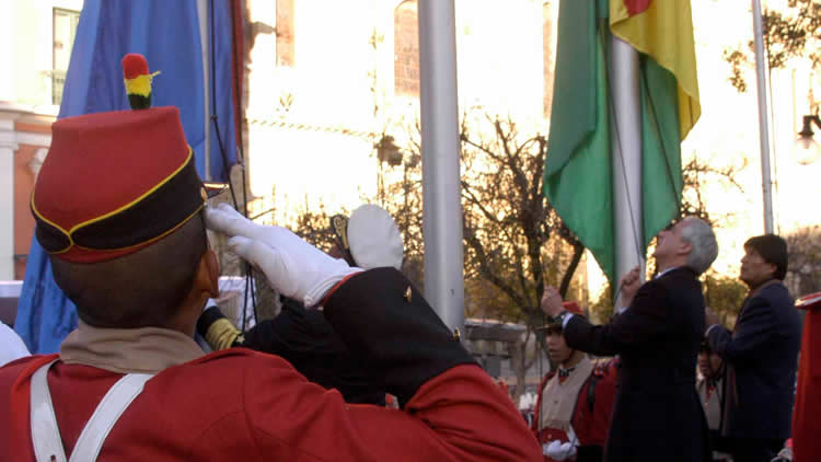 Rinden homenaje al Día de la Bandera en plaza Murillo de La Paz.