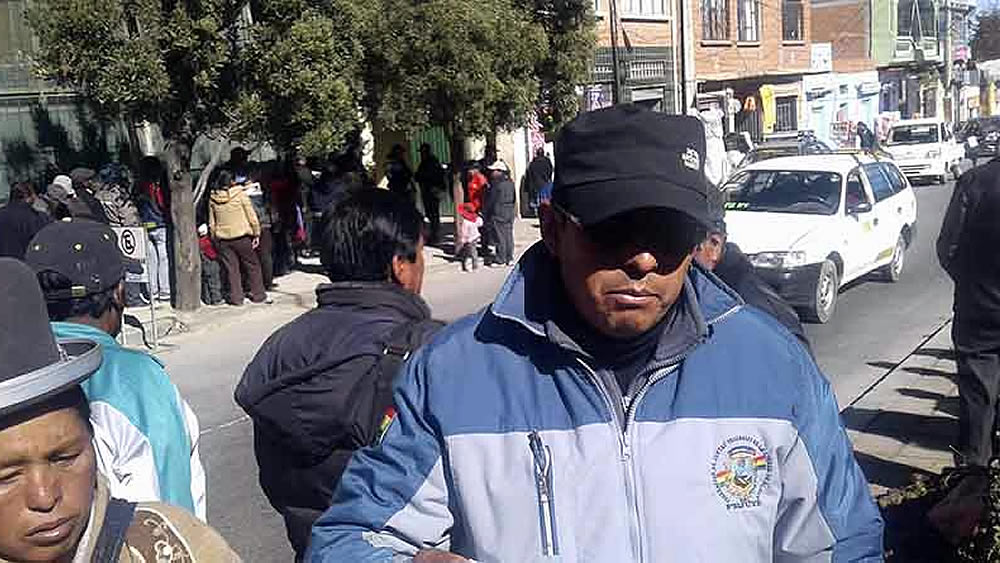Rolando Huanca, presidente de la Fejuve El Alto junto a algunos vecinos.