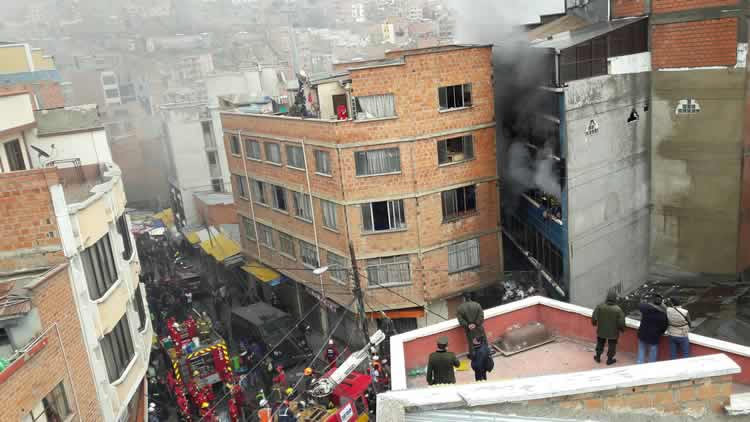 Bomberos y comerciantes extrema esfuerzos para controlar el incendio en la Uyustus.