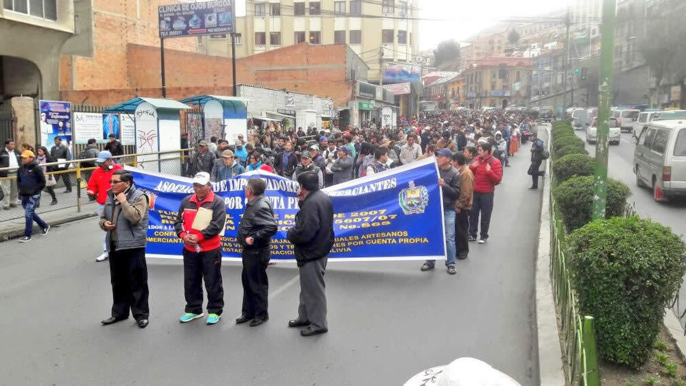 Gremiales en La Paz marchan en rechazo a las modificaciones al Codigo Tributario. (Foto:Radio Compañera)