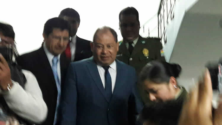 Carlos Romero, ministro de Gobierno, llega al Ministerio Público.