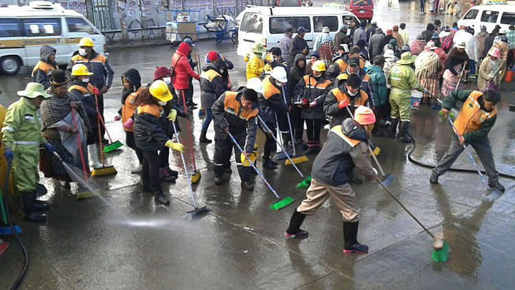 Retiran basura en inmediaciones de la plaza Libertad de la zona 16 de Julio