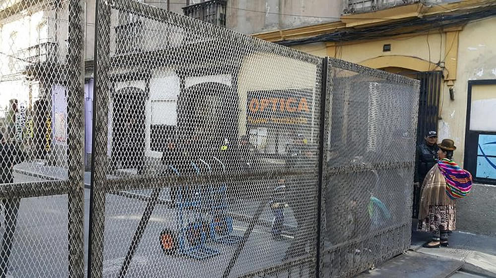 Policía mantendrá cercada plaza Murillo por seguridad. (Foto:la-razon-com)