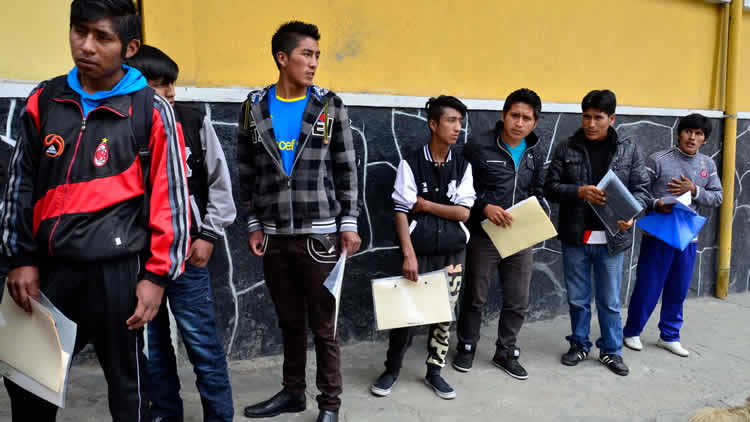 Jóvenes esperan para reclutarse y cumplir con el Servicio Militar Obligatorio en Bolivia.