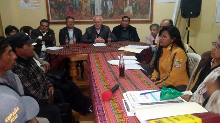 Vecinos del Distrito 8 y autoridades de la Alcaldía de El Alto en diálogo.