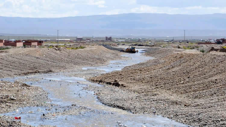 Limpian ríos de El Alto ante temporada de lluvias
