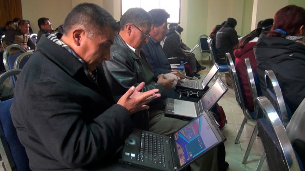 Taller de Tecnologías de la Información y la Comunicación (TICs) en El Alto.