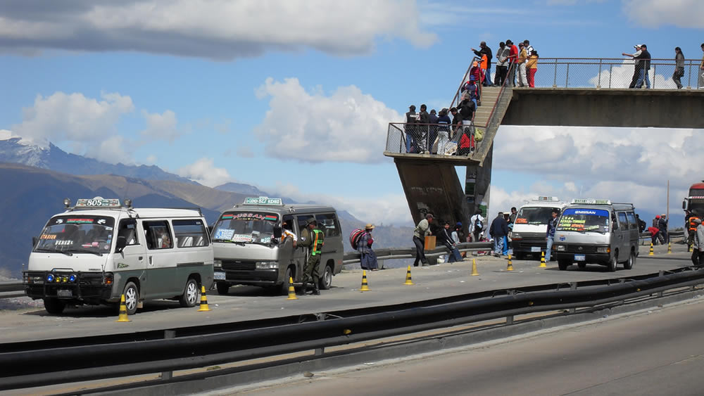 Transporte público interciudad, entre La Paz y El Alto.
