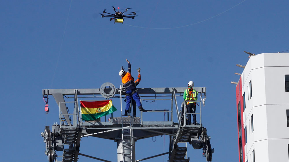 “Mi Teleférico” realiza tendido del cable guía de la Línea Blanca del teleférico, con ayuda de un drone.