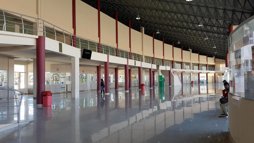 Terminal interprovincial de El Alto vacío tras los problemas con los transportistas.
