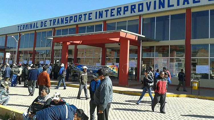 Transportistas toman la terminal interprovincial de El Alto