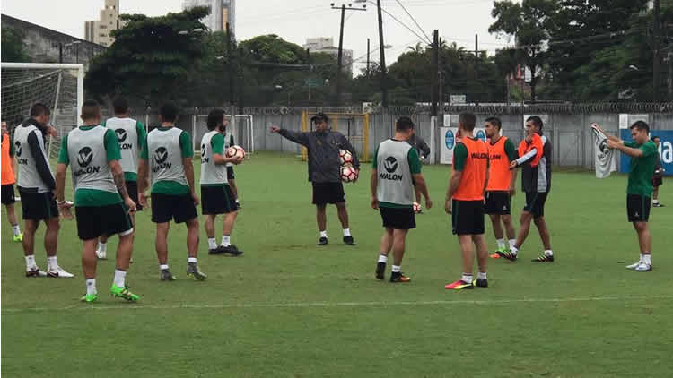 César Farías, técnico de The Strongest, da instrucciones durante la práctica de ayer, en Santos. César Farías, técnico de The Strongest, da instrucciones durante la práctica de ayer, en Santos.