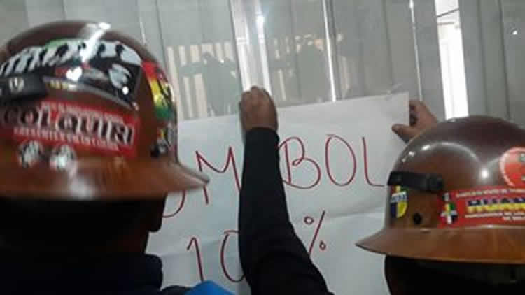 Mineros asalariados deciden tomar oficinas de cooperativistas en Comibol.