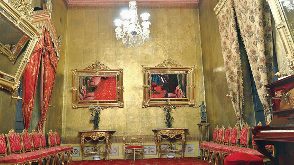 Las túnicas religiosas bordadas con hilo de oro en la Casa Dorada de Tarija
