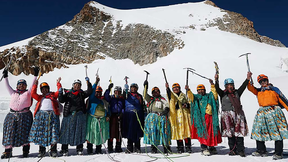 Ascenso de mujeres de polleras al nevado Huayna Potosí. Ascenso de mujeres de polleras al nevado Huayna Potosí.