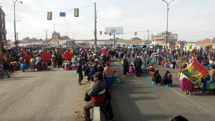 Vecinos del Distrito 8 de #ElAlto retoman bloqueos en la Av. 6 de Marzo (Senkata)