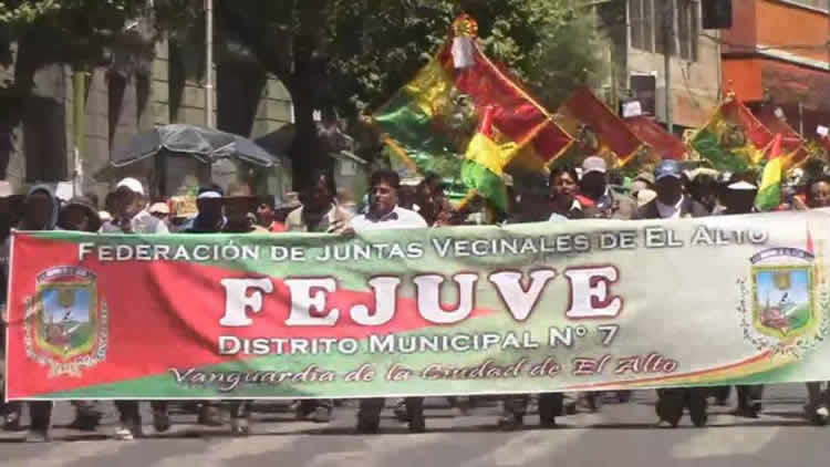 Vecinos de los distritos 7, 8 y 14 de la ciudad de El Alto marchan.