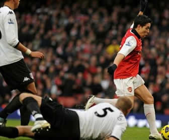 Arsenal ganó 2-1 al Fulham, se puso de líder de la Premier League.