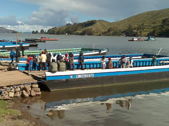 Estrecho de Tiquina del Lago Titicaca.
