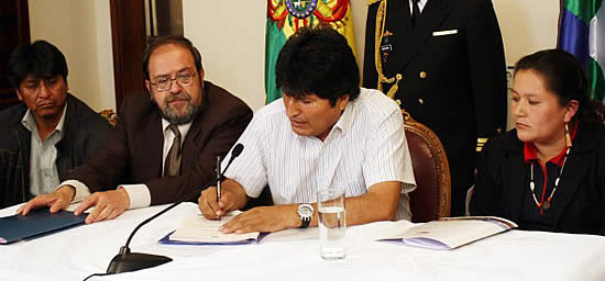 El presidente de Bolivia Evo Morales promulgó hoy lunes 21 de diciembre la Ley de Educación Avelino Siñani-Elizardo Pérez