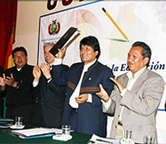 Evo Morales promulgó la nueva Ley Educativa  Avelino Siñani - Elizardo Pérez.