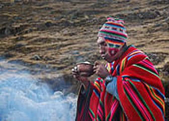 La cultura de los sabios herbolarios (Kallawayas) aún mantiene una lengua secreta que es usada sólo en los rituales y ceremonias ancestrales que provienen de los incas.
