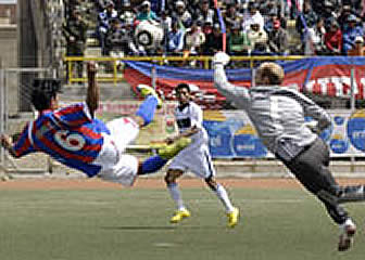 La Paz Fútbol Club superó (2-0) a Real Mamoré en el estadio Los Andes Cosmos 79 de El Alto.