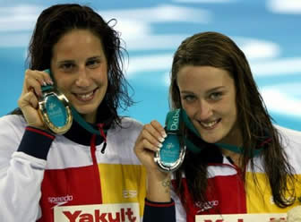 Las españolas Erika Villaecija (I) y Mireia Belmonte posan con sus medallas de oro y de plata respectivamente
