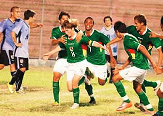 Selección Boliviana de fútbol Sub-20 viajó ayer a Lima para disputar el torneo Juventudes de América