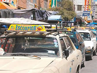 Alcaldía paceña distribuirá el sticker “pasajero seguro”, previo trámite de las empresas de radiotaxis.