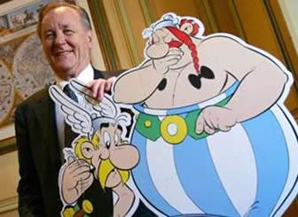 Albert Uderzo posa junto a un molde de cartón de Asterix y Obelix, sus creaciones.