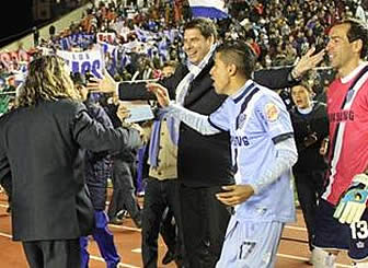 Marcelo Claure a punto de abrazar al técnico Ángel Guillermo Hoyos