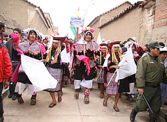 Evo Morales baila Pujllay