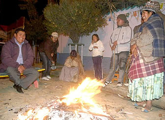 Fogatas en San Juan contaminan el medio ambiente.