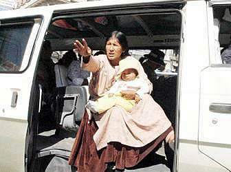 La madre boliviana trabajando cargado de su niño